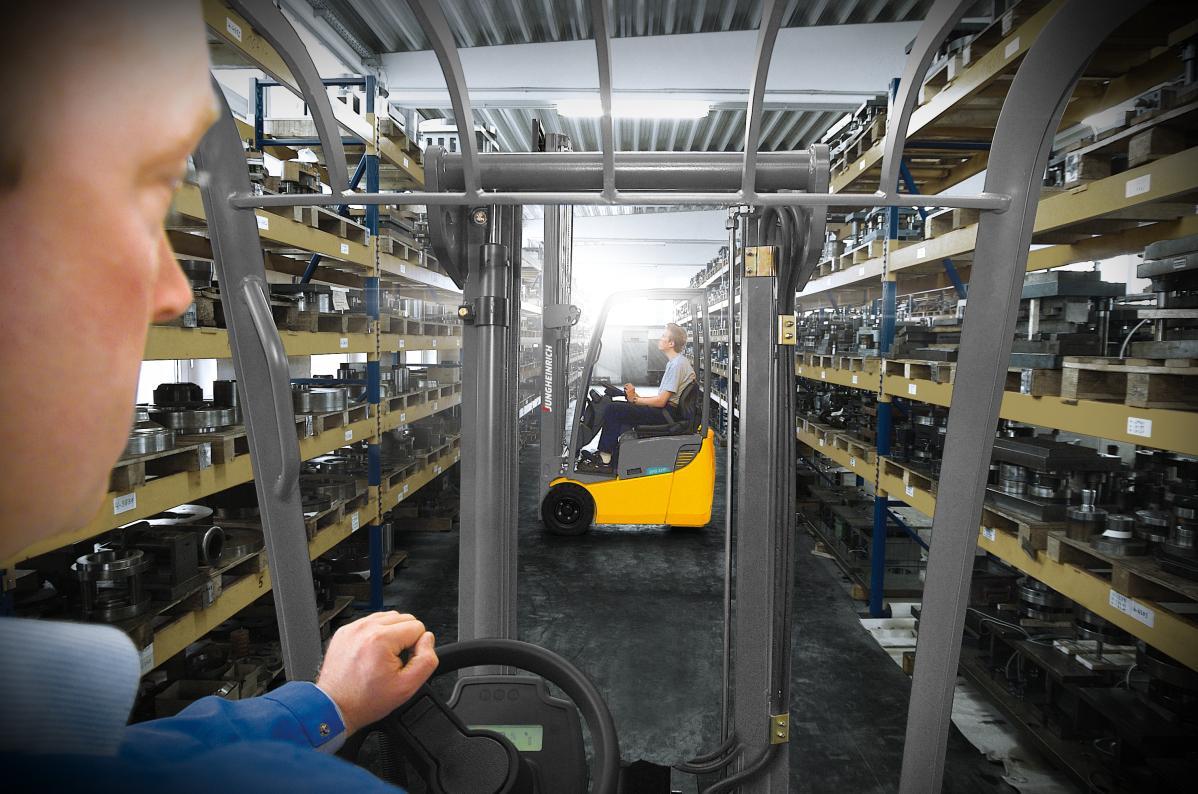 Na czym polega praca operatora wózków widłowych - Get-A-Truck.pl