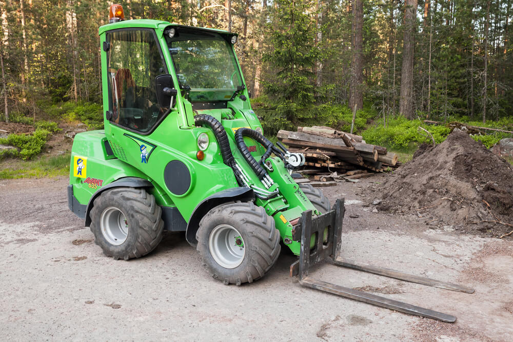 Wózek widłowy podnośnikowy elektryczny podczas prac w lesie - get-a-truck.pl